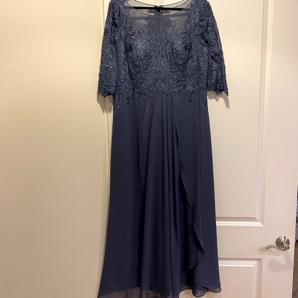 Beautiful Mother-of-the-Bride or -Groom gown.